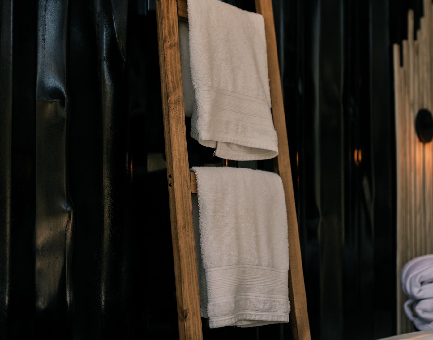 Salle de bain élégante avec échelle en bois et serviettes blanches