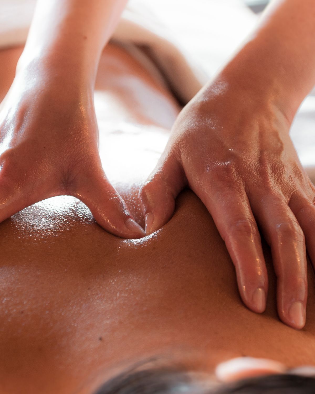 Massage apaisant à l’huile dans un spa