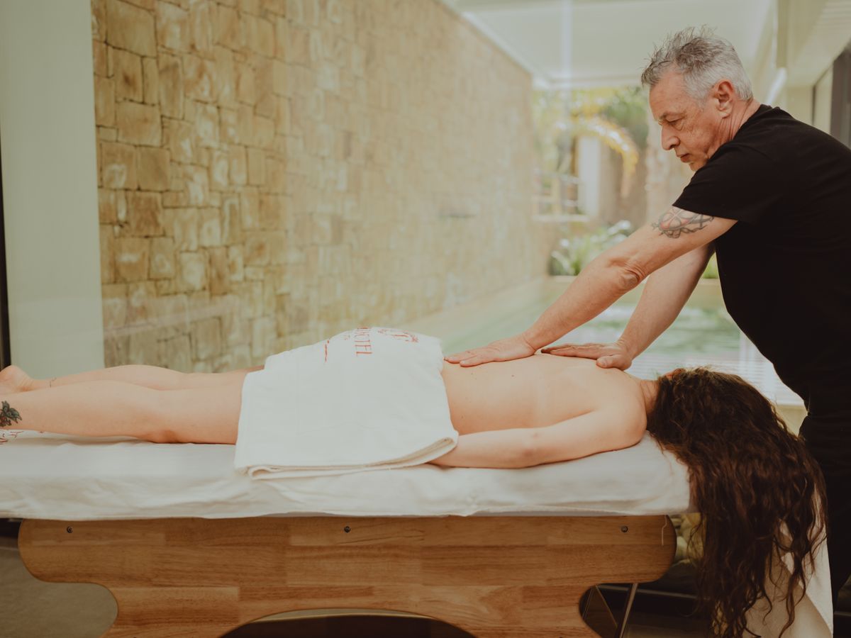 Thérapeute réalisant un massage relaxant