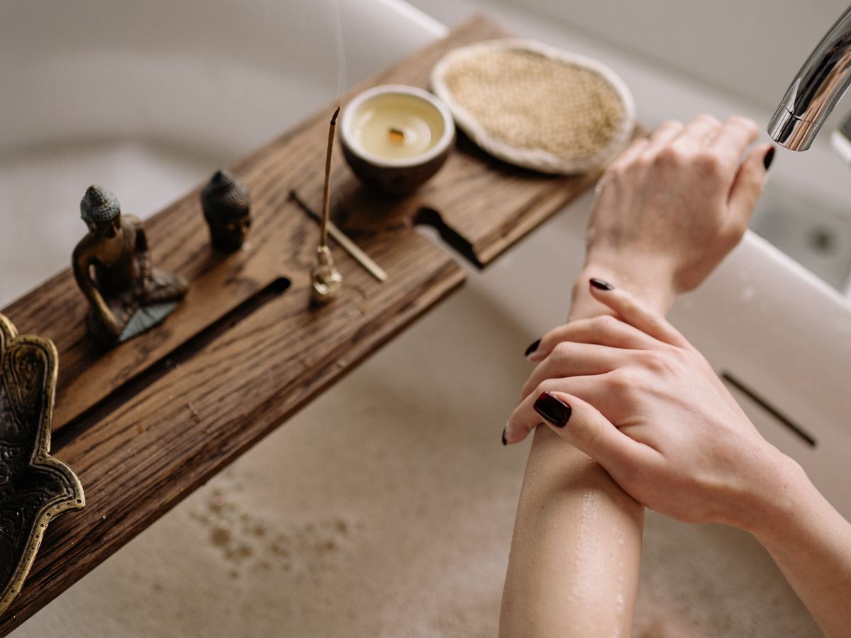 Rituel aromatique avec bougie et soins naturels