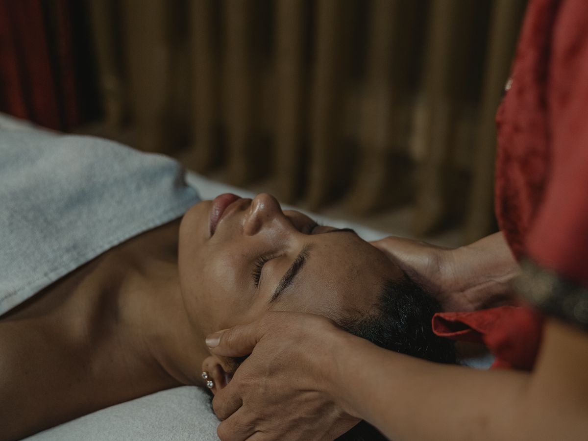 Massage du visage dans un spa paisible